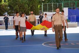 Alumnos llevando la bandera