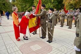 Civiles besando la bandera al jurar