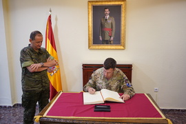 Firma en el libro de visitas