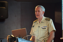 Coronel Casas exponiendo.