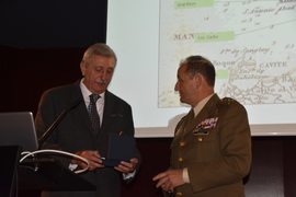 Entregando el premio.