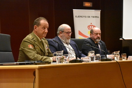 General junto a los conferenciantes.