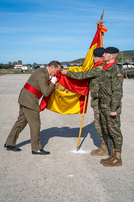 General Olazábal besando la bandera