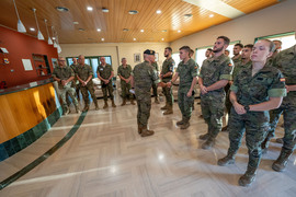 General recibiendo a los sargentos.