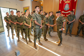 General recibiendo a los tenientes.