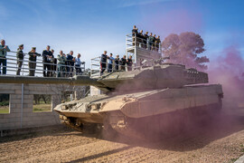 Demostración de un ejercicio de combate en población