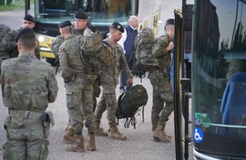 Personal embarcando equipo.