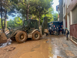 Retroexcavadora retirando lodo y escombros