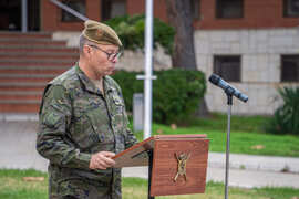 Cabo mayor Camacho leyedo efeméride.