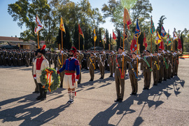 Guiones y banderines rindiendo homenaje
