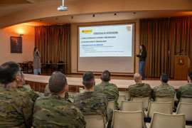 Conferenciantes exponiendo.