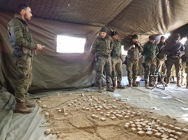 Exposición de ejercicio táctico sobre cajón de arena (Foto: RI 62)