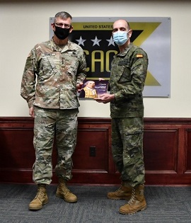 Jefe CAC USA recibiendo el libro por el OFEN MADOC
