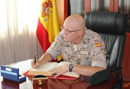 GEFUL firma el Libro de Honor