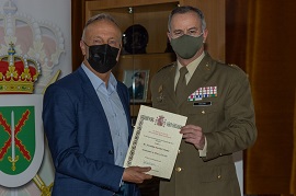 entrega de la célula por General Melero a D. Fernando Garrido Velasco