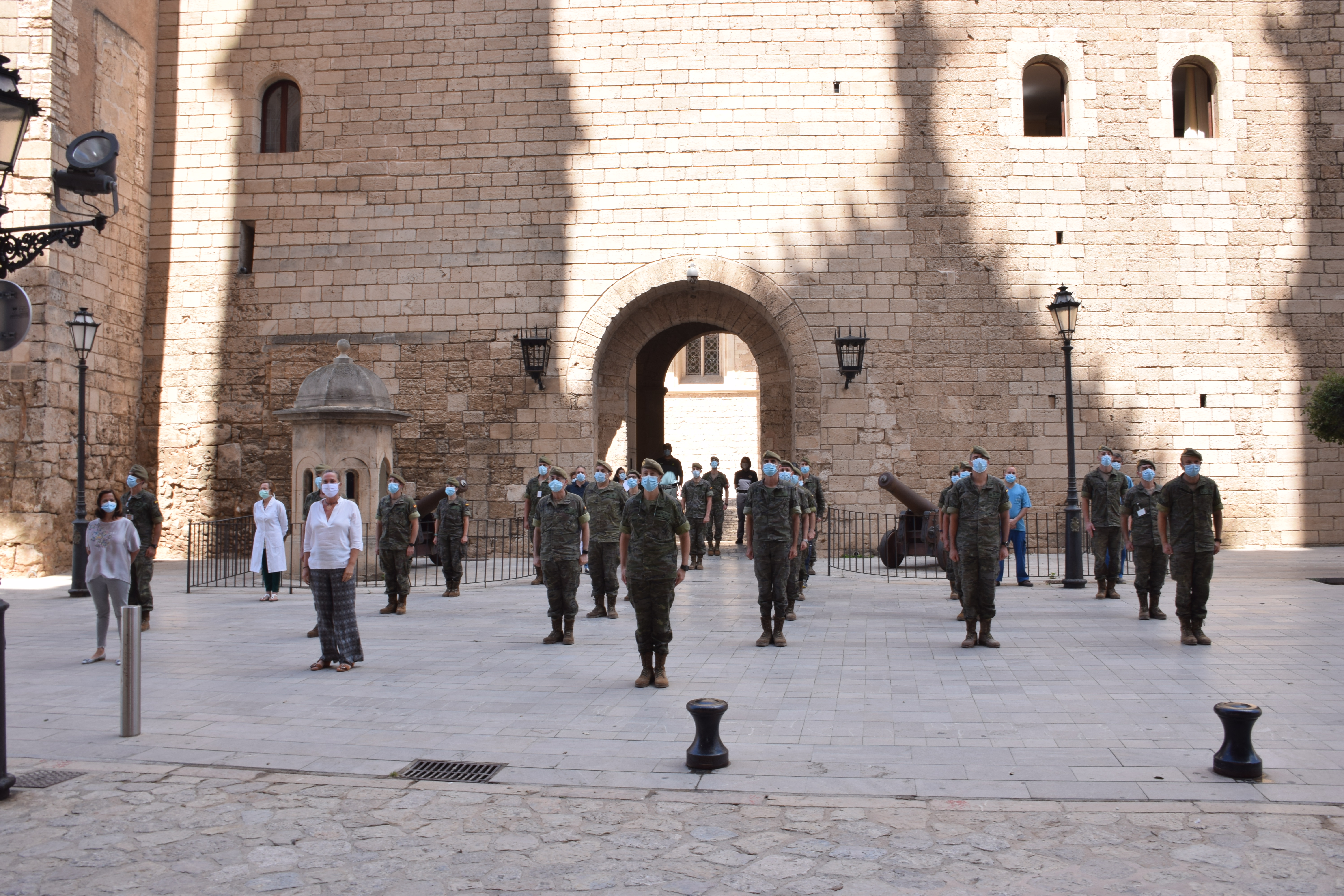 MINUTO DE SILENCIO FALLECIDOS POR EL COVID FRENTE A LA ALMUDAINA