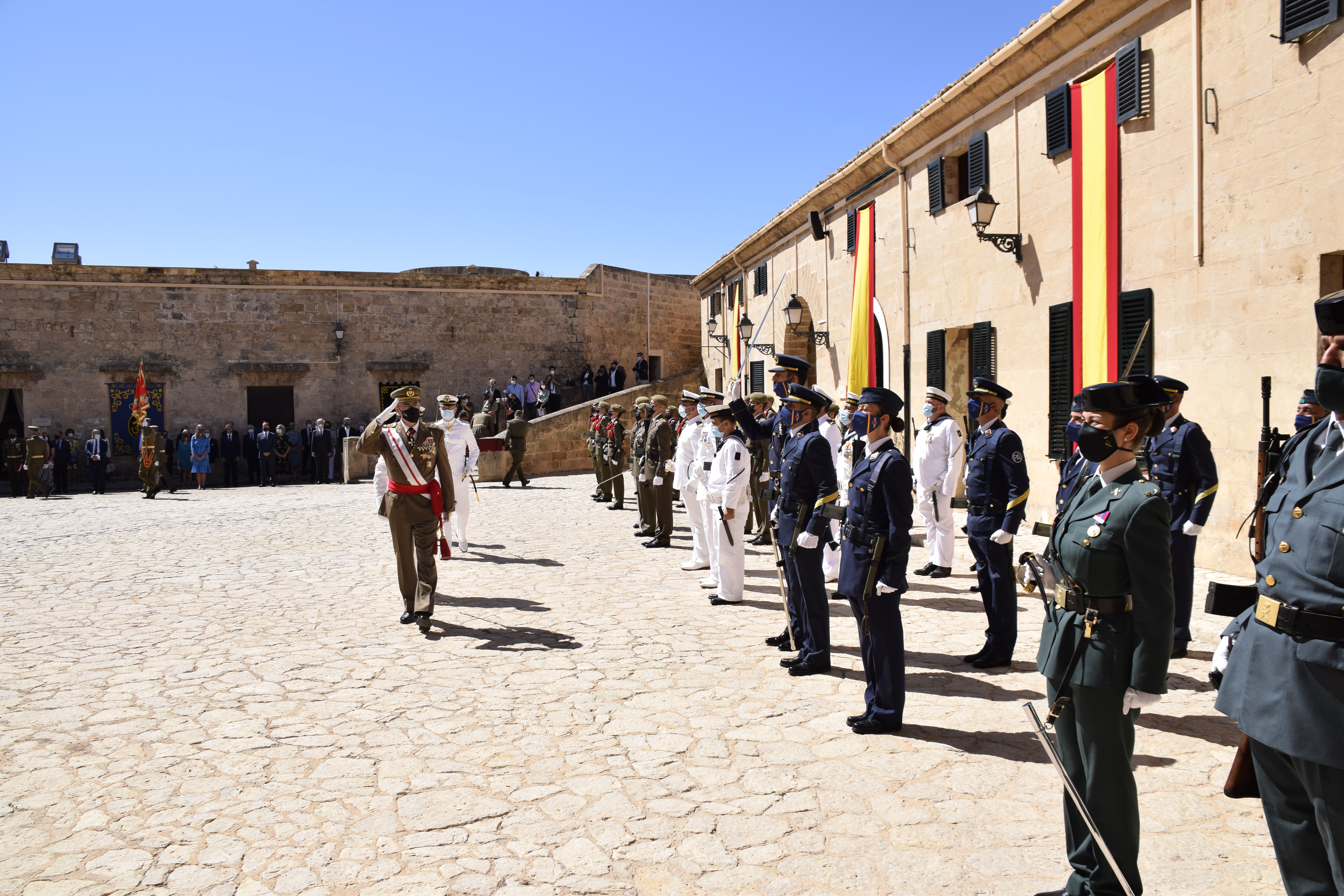 EL COMANDANTE GENERAL PASANDO REVISTA EN EL DÍA DE LAS FUERZAS ARMADAS 2021