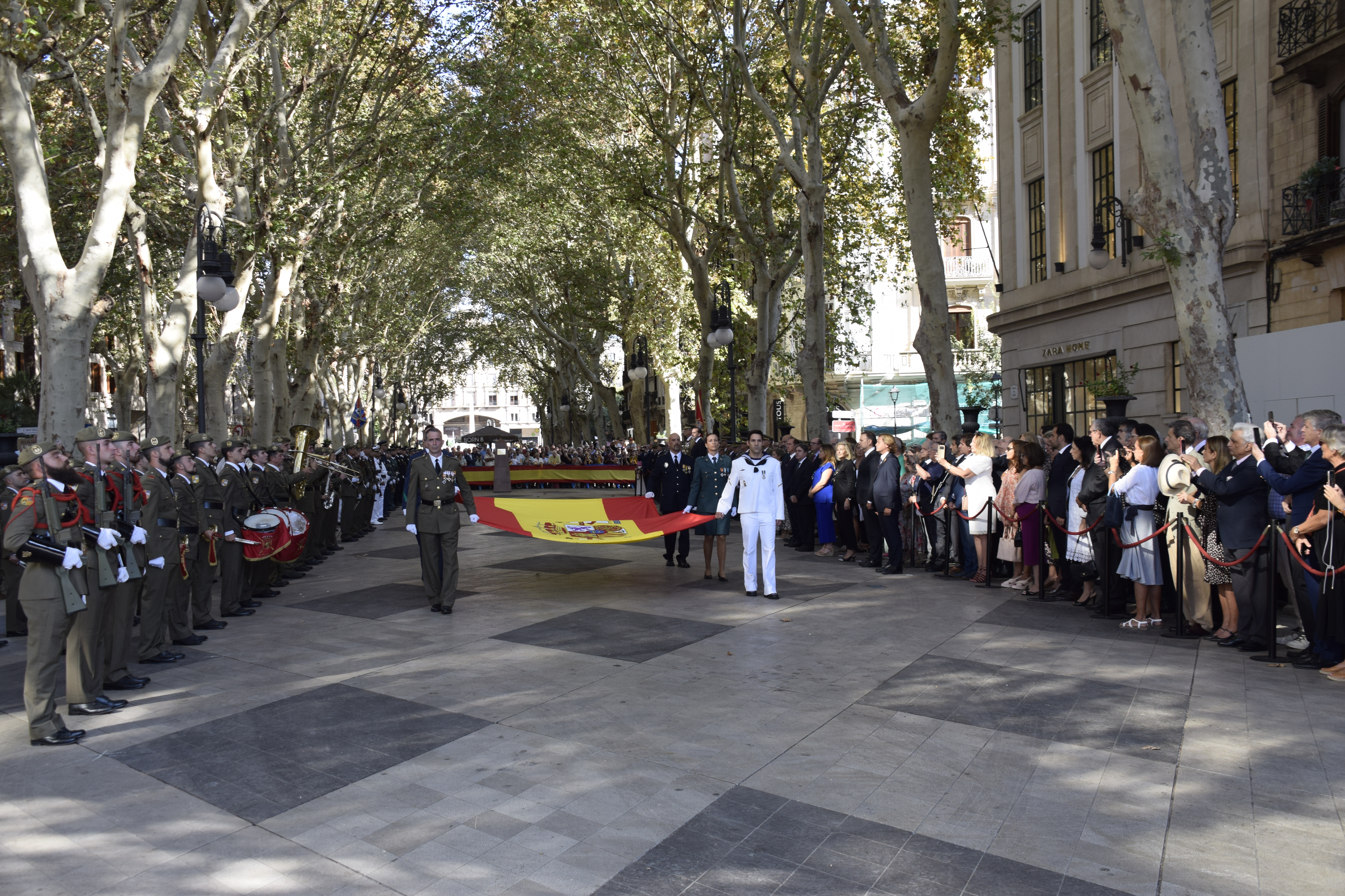 ACTO IZADO DE BANDERA EN EL DÍA DE LA FIESTA NACIONAL
