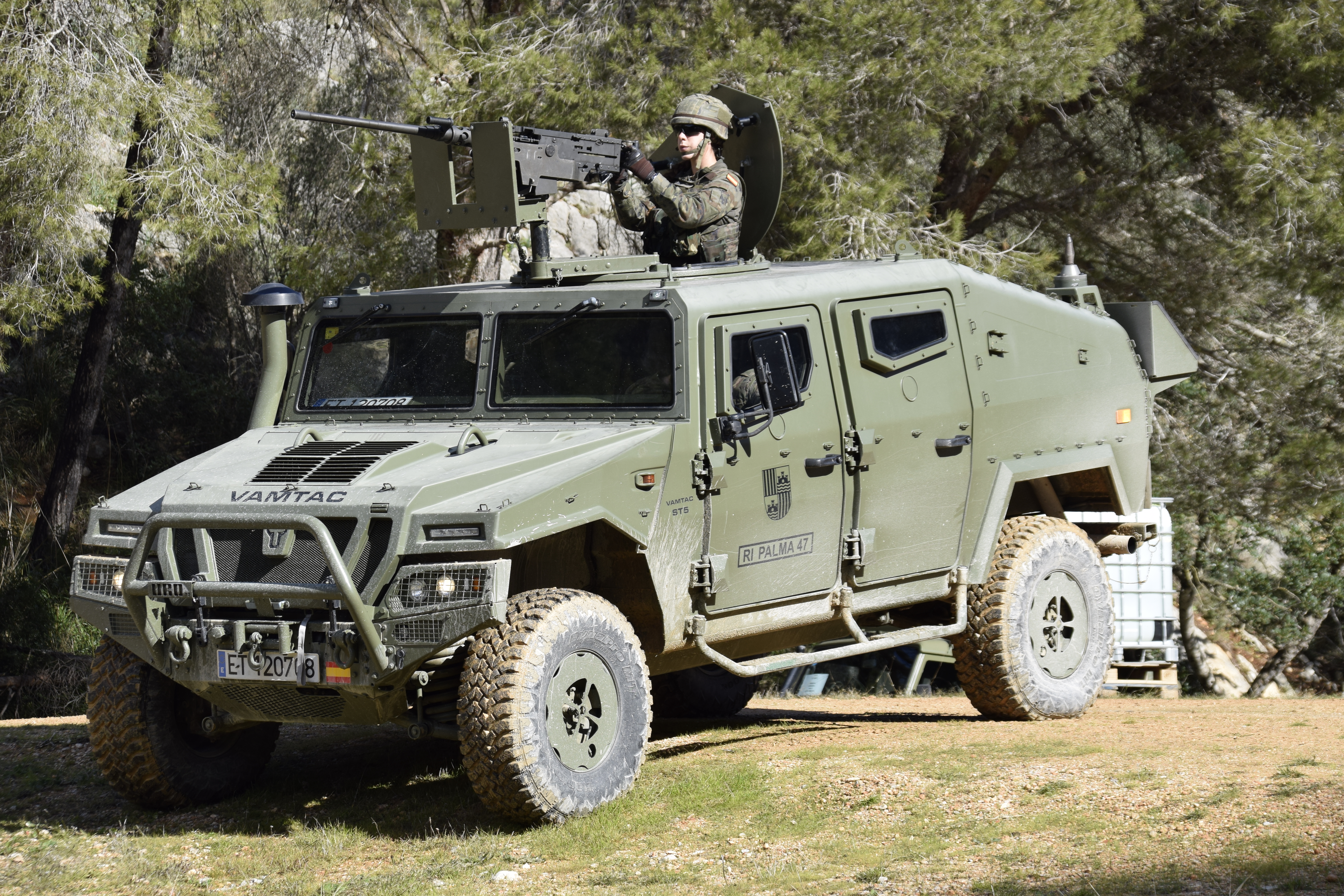 VEHÍCULO TÁCTICO DANDO COBERTURA DURANTE LA REALIZACIÓN DE EJERCICIOS DE COMBATE EN POBLACIÓN