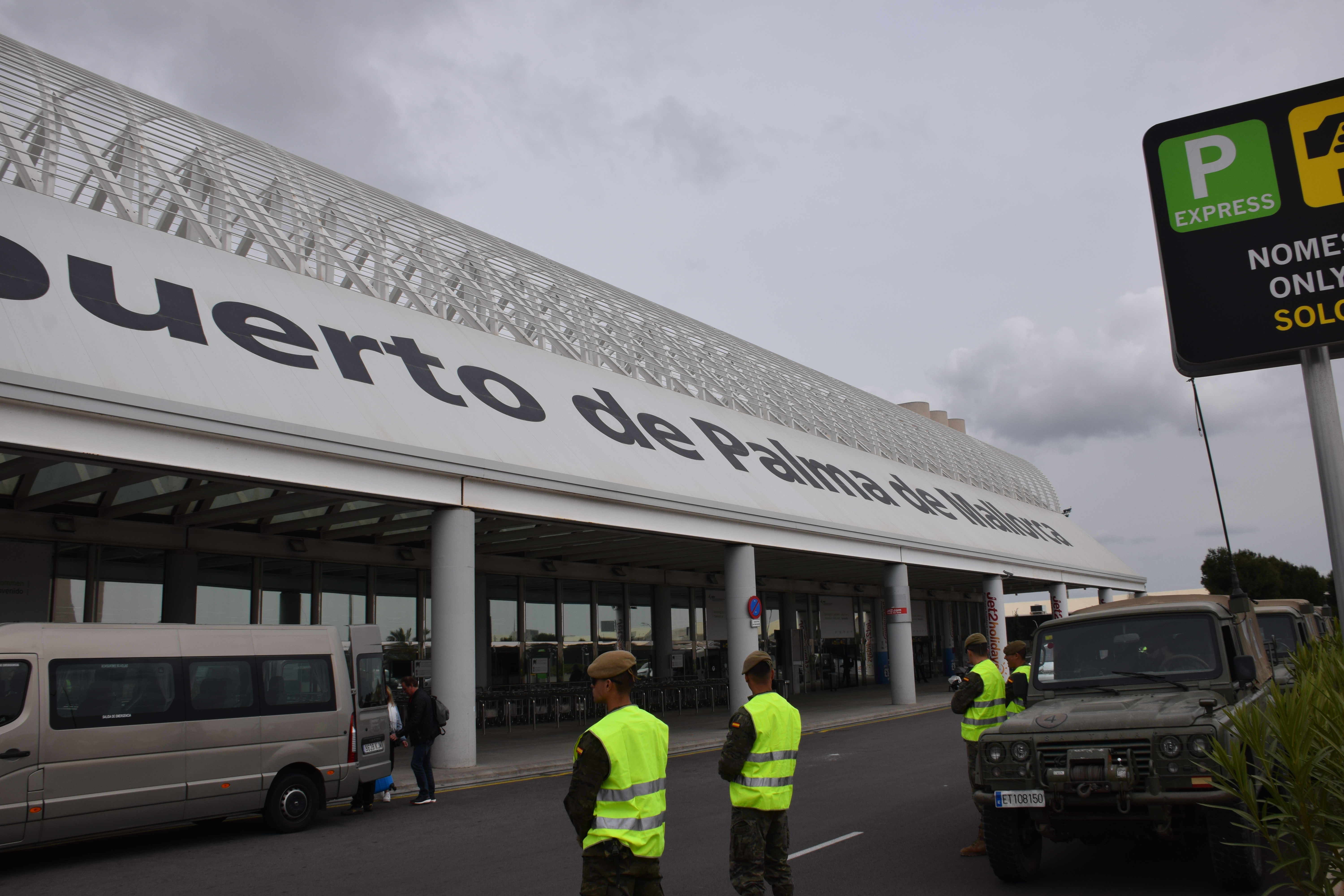 Unidades del Regimiento de infantería Palma 47 patrullan por el aeropuerto de Palma.