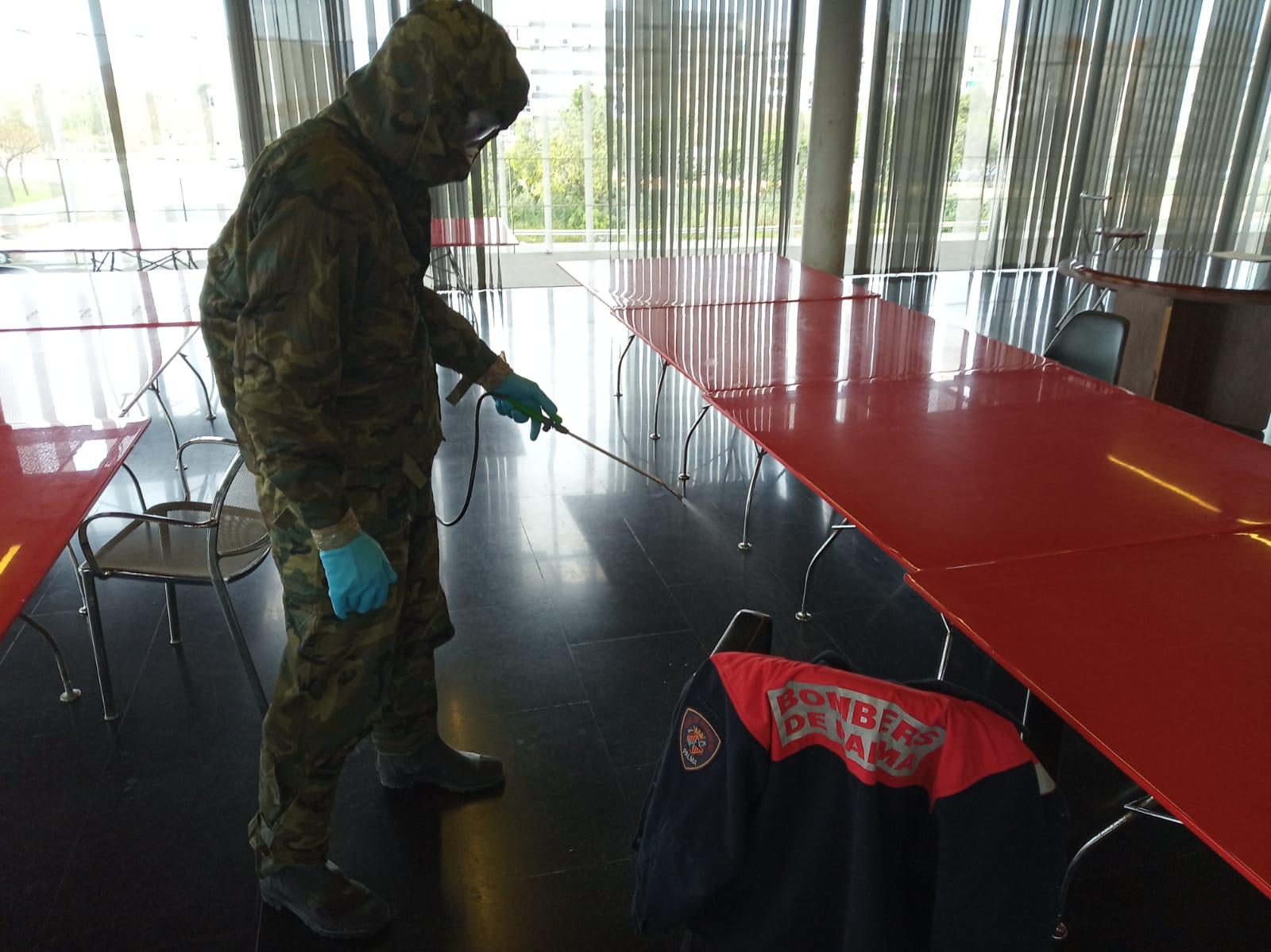 La Unidad de Zapadores realiza trabajos de desinfección en Parque Central de Bomberos de Son Malferit.