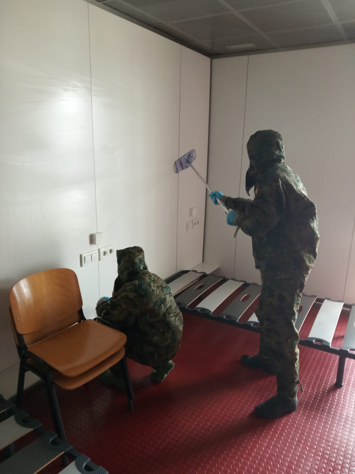 La Unidad de Zapadores realiza trabajos de desinfección en Parque Central de Bomberos de Son Malferit.