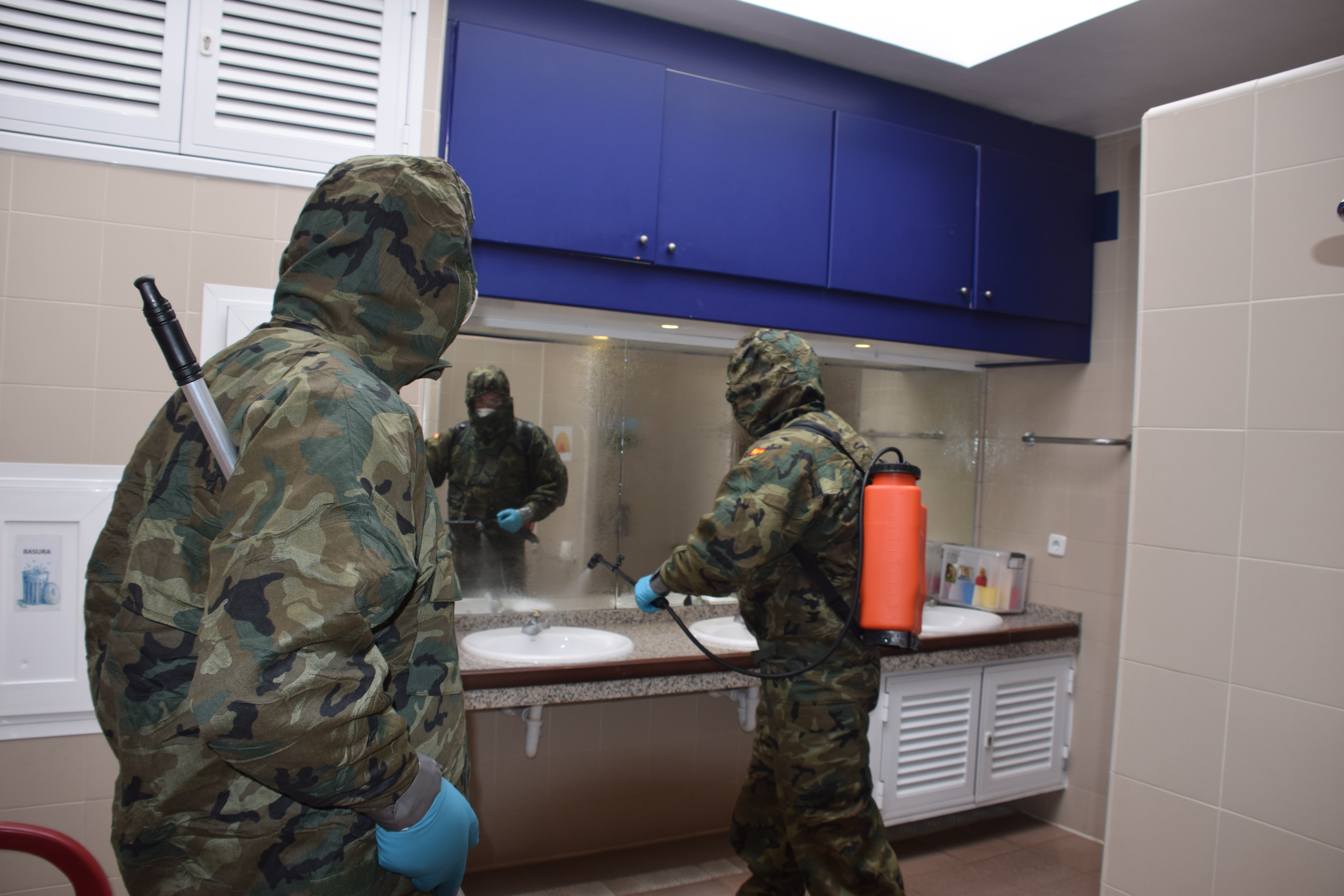 La unidad de Zapadores de la Comandancia General de Baleares, realiza tareas de limpieza en la residencia de discapacitados de Son Tugores, Palma