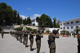 Disparo de la salva por el piquete de honores
