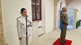 La teniente Linares dando la alocución