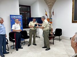 Entrega de un recuerdo en agradecimiento