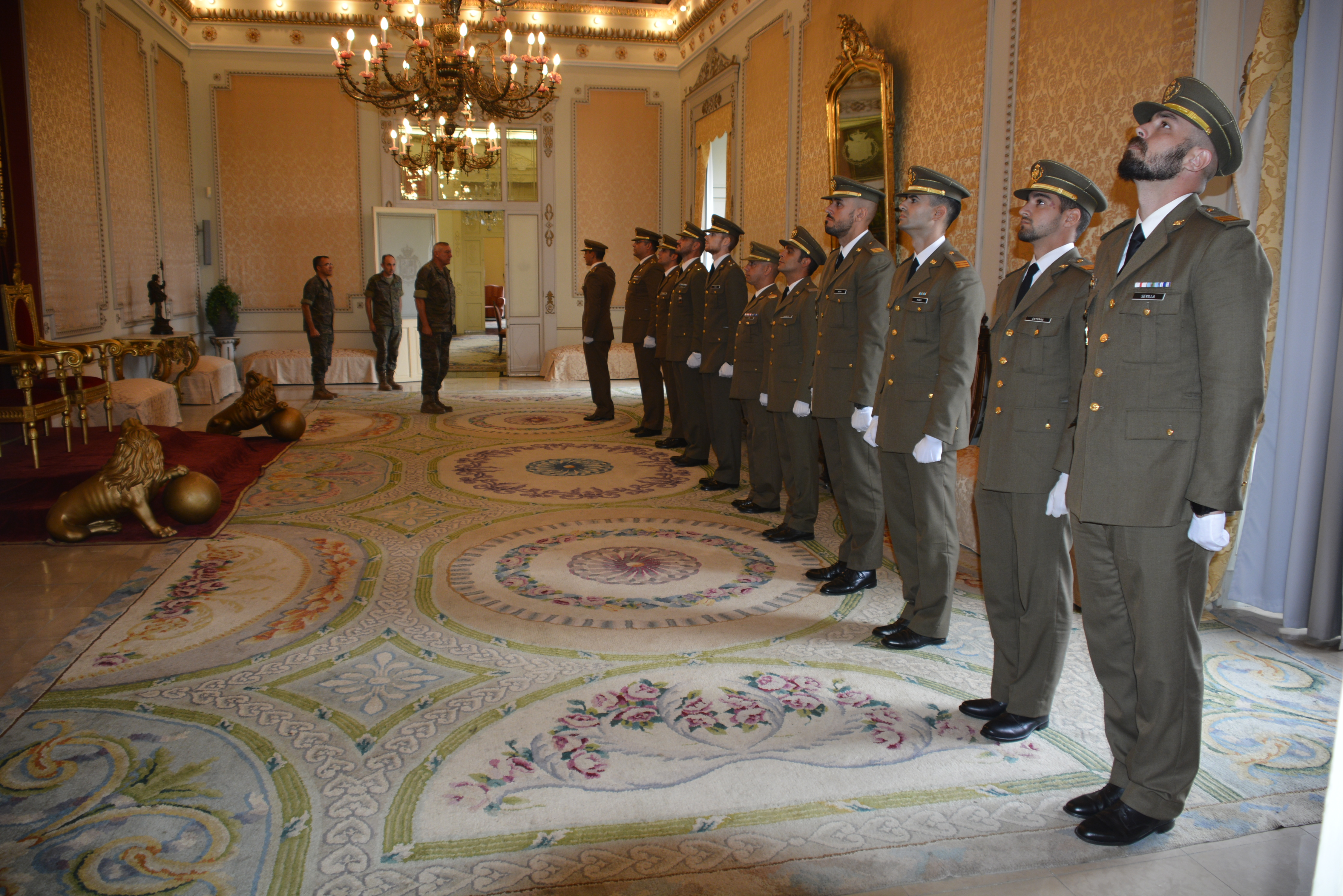 PRESENTACIÓN OFICIALES Y SUBOFICIALES DEL REGIMIENTO ANTE EL COMANDANTE GENERAL DE BALEARES