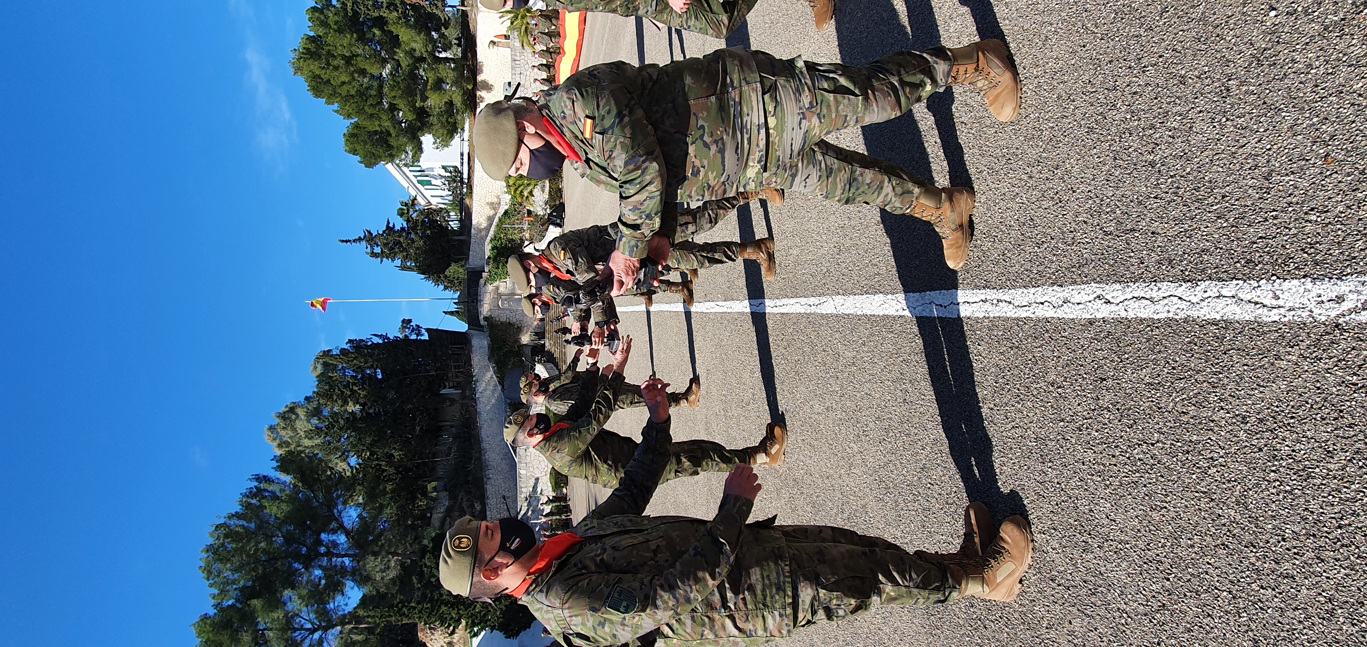 ENTREGA DE CONDECORACIONES EN EL DÍA DE SAN IDELFONSO, PATRÓN DEL REGIMIENTO