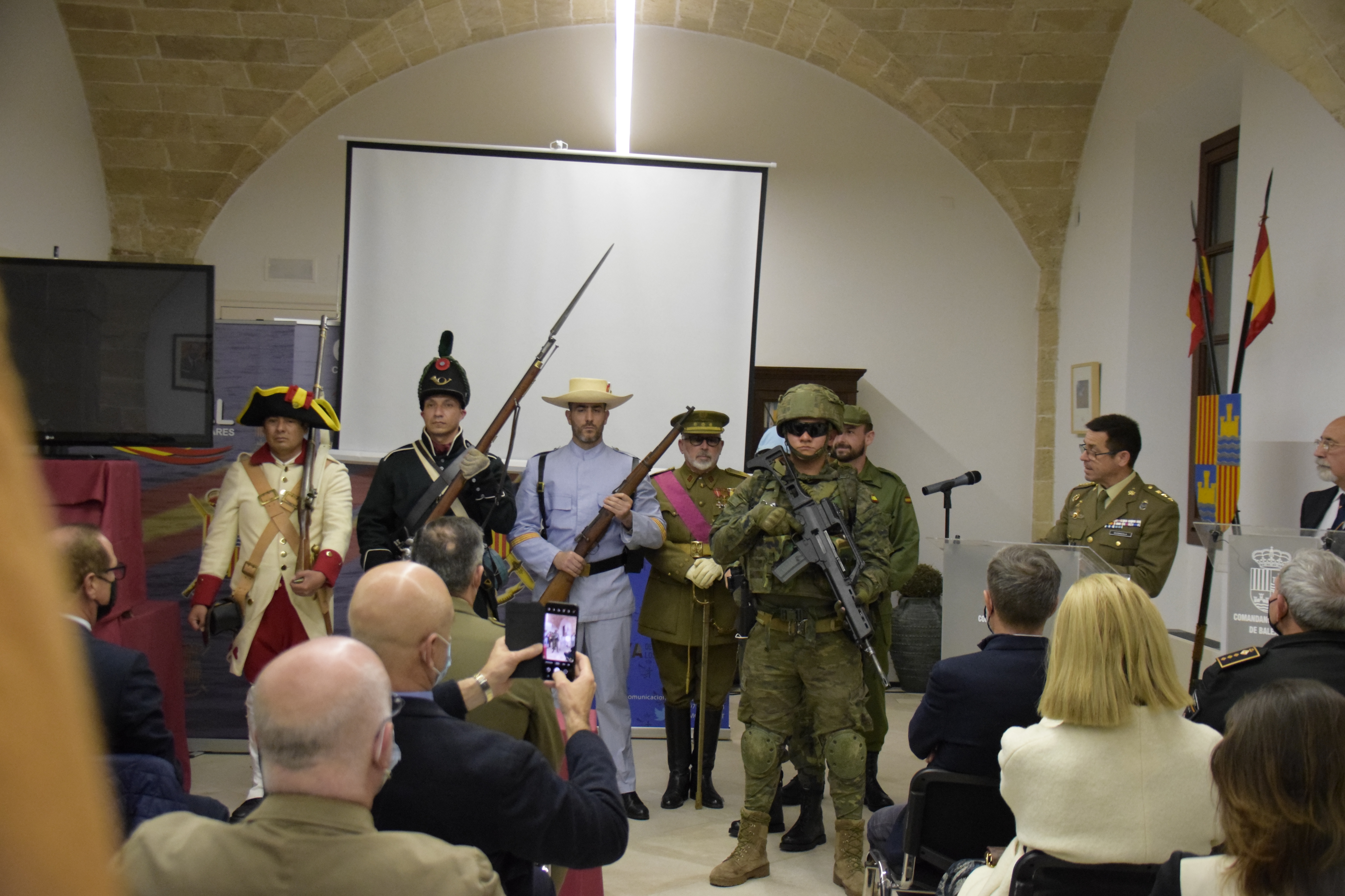 CONFERENCIA HISTORIA DEL REGIMIENTO PALMA 47 EN EL PALACIO DE LA ALMUDAINA