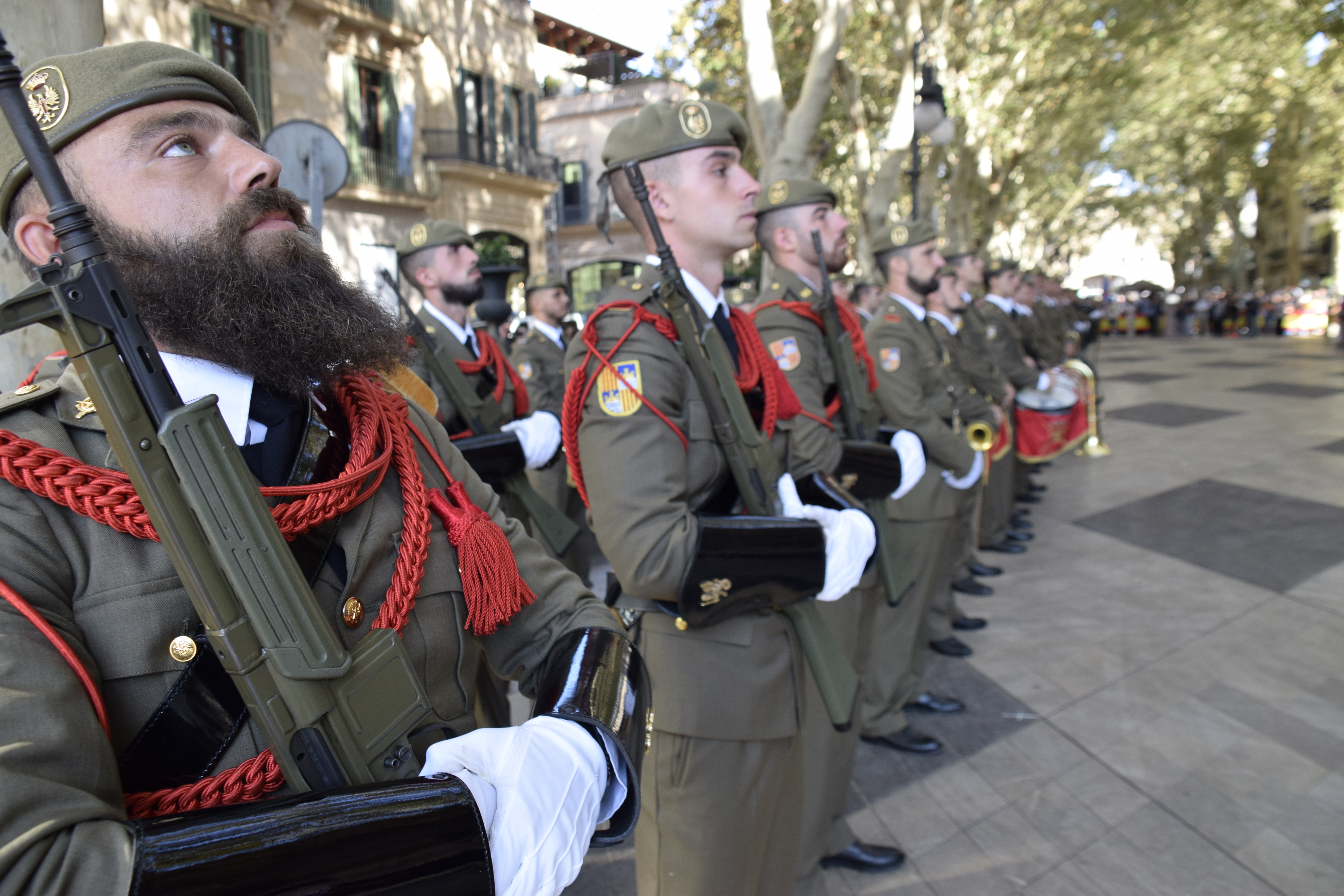 ESCUADRA DE GASTADORES DEL BATALLÓN FILIPINAS EN EL DÍA DE LA FIESTA NACIONAL EN EL PASEO DEL BORN