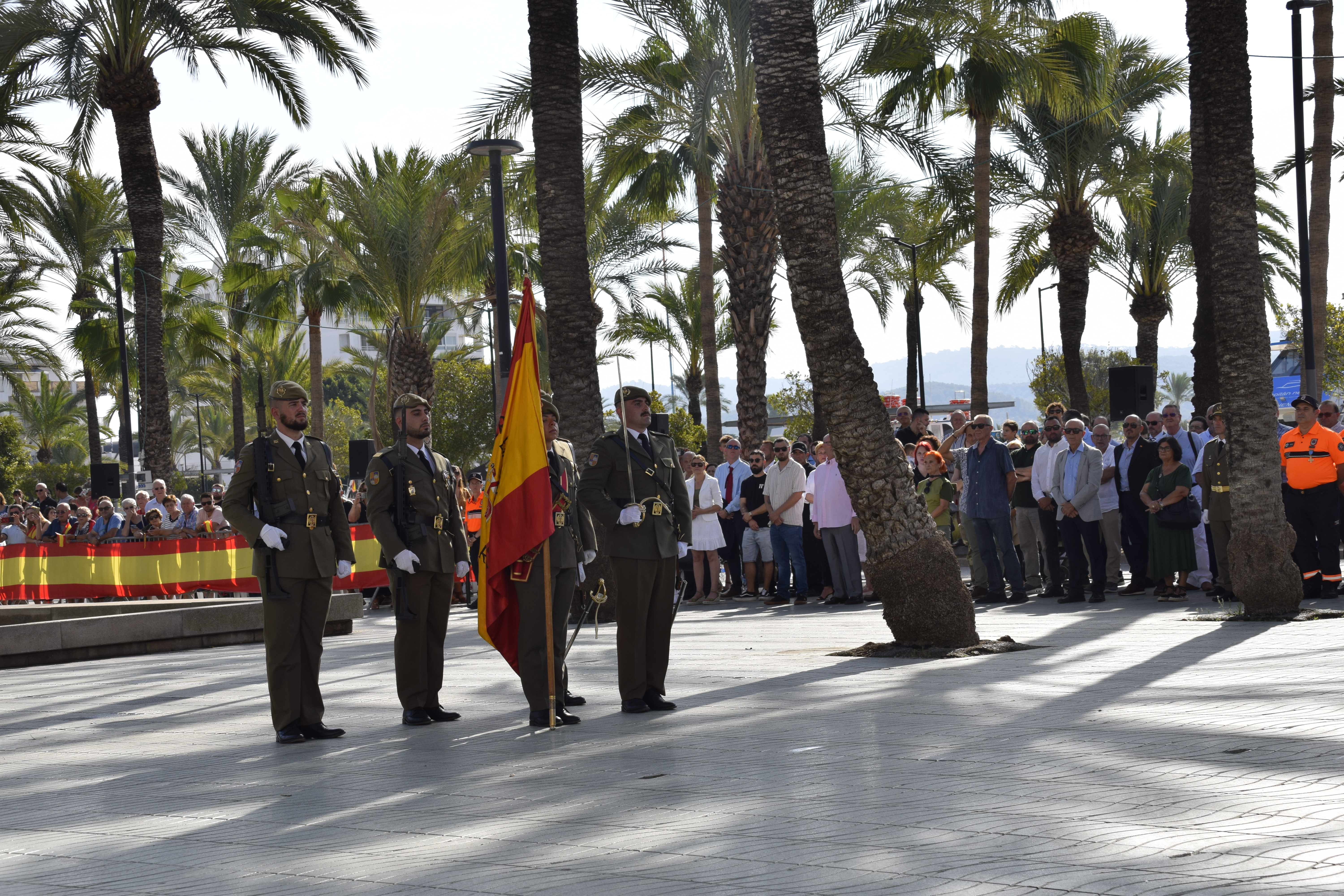 LA BANDERA NACIONAL ESCOLTADA POR PERSONAL DEL REGIMIENTO PALMA 47 EN LA JURA DE BANDERA CIVIL DE SANT ANTONI DE PORTMANY