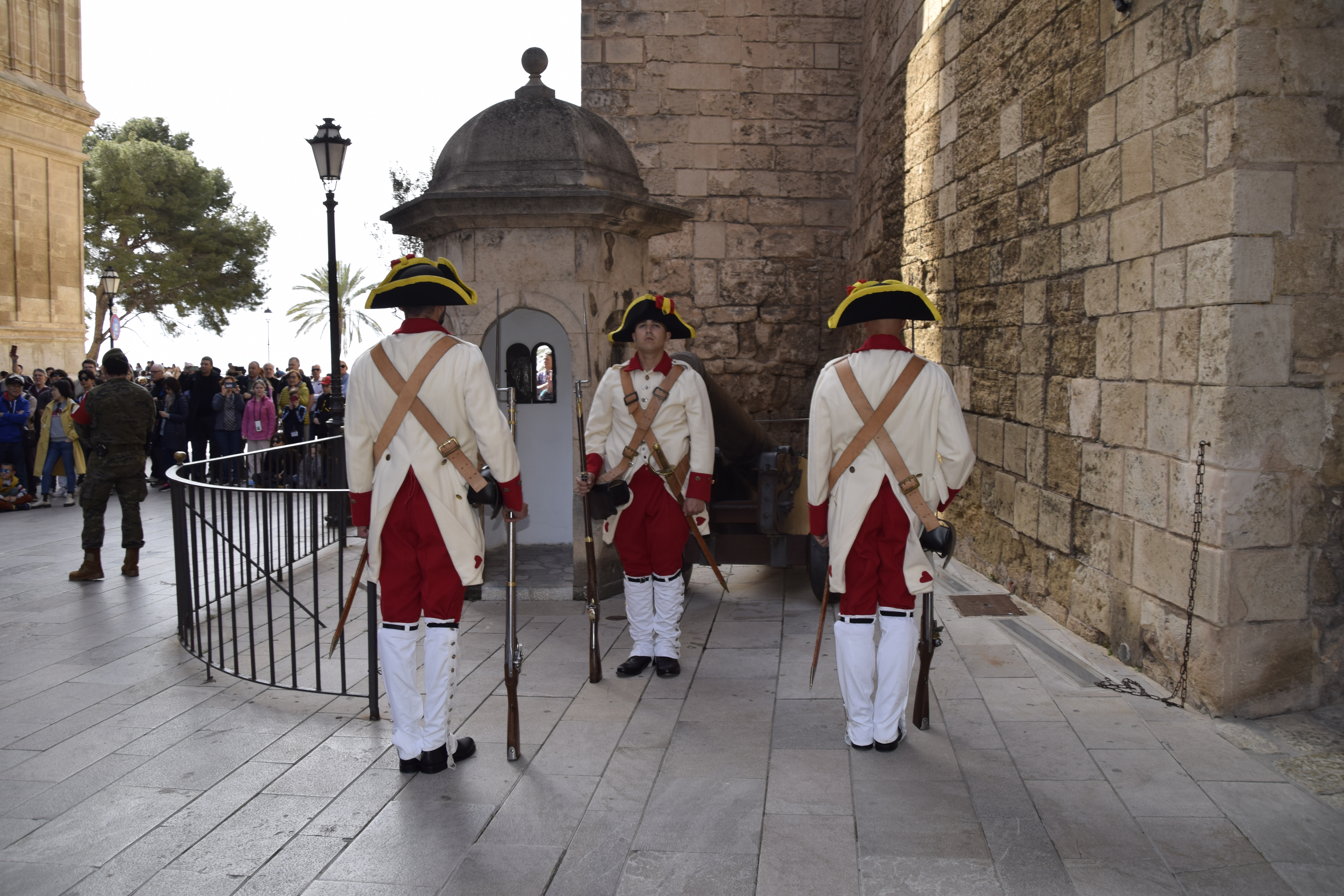 RELEVO DE LA GUARDIA DE HONOR EN EL PALACIO DE LA ALMUDAINA.