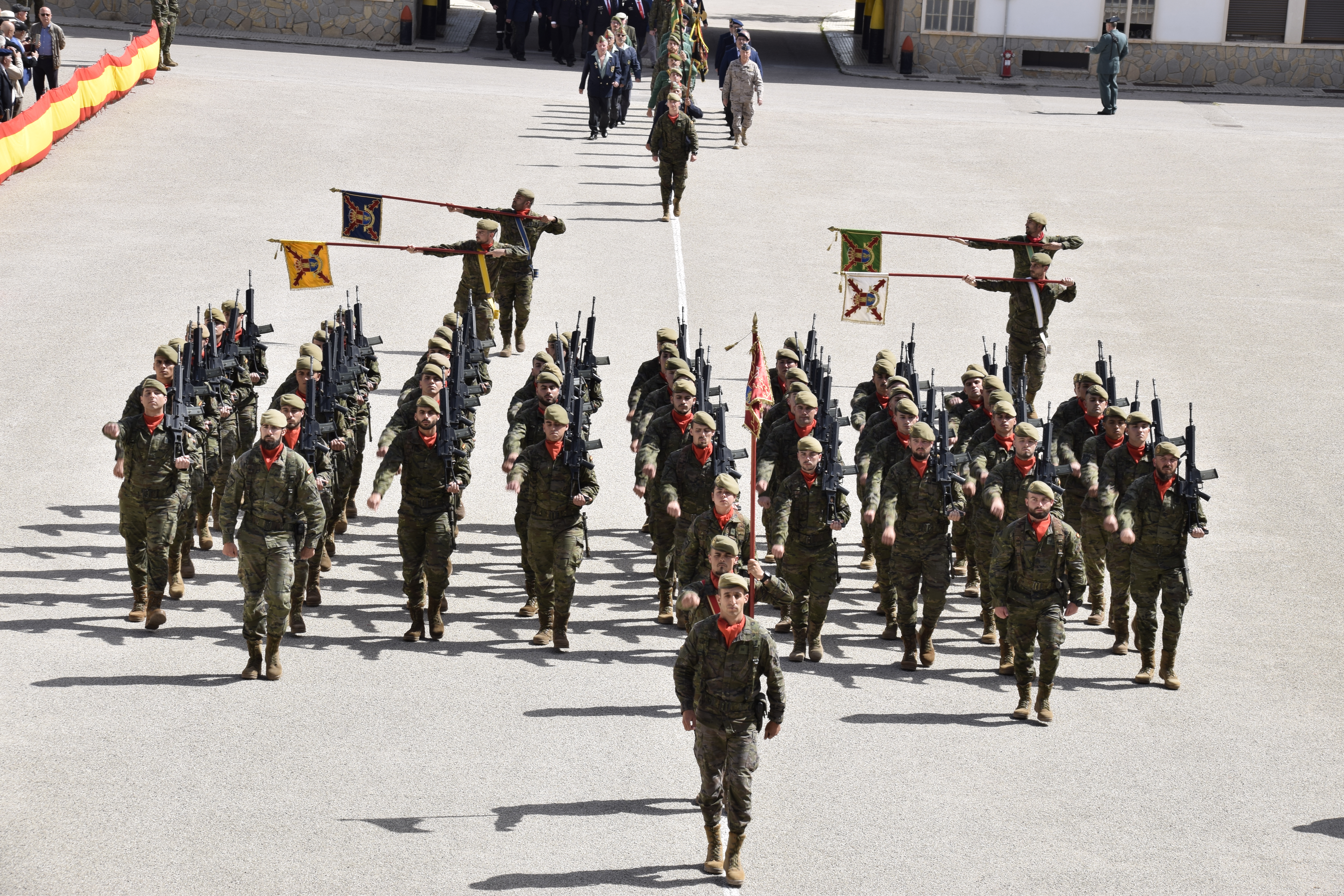 SALUDO DE LOS GUIONES AL PASO POR DELTANTE DE LA AUTORIDAD QUE PRESIDE EL ACTO.