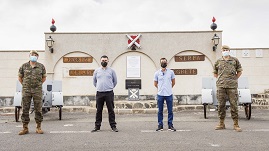 El mando del RAAA 94 con los autores