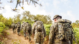 Personal de la PLMM en el transcurso de la marcha