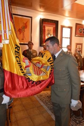 El Tcol. S.-Tembleque despidiéndose de la Bandera del Soria