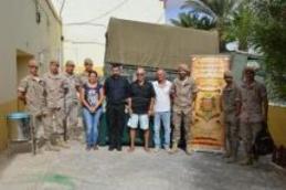 Participantes en el donativo junto a responsables de Cáritas