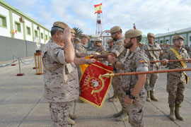 Entrega de banderines a las Cía,s