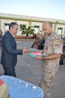 Entrega de la Bandera de Fuerteventura al Tcol. Bote