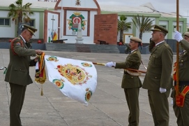 Imposición de la corbata al Guion del Regimiento.