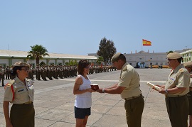 Entrega de la condecoración a la viuda del Sgto 1º Argudin