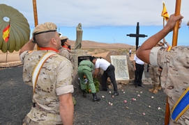 Un veterano y un miembro de la I BILPAC colocando la Corona.