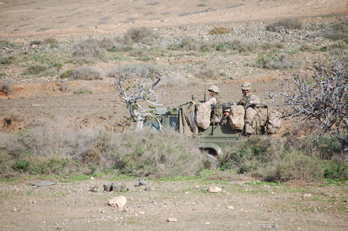 Vehículo ligero dirante una patrulla