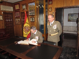 Firma del General en el Libro de Honor de la AGBS