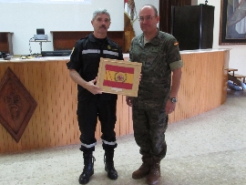 Entrega de un recuerdo al Teniente General de manos del Coronel Director