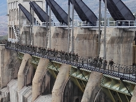 Cruzando la presa de San Antonio.